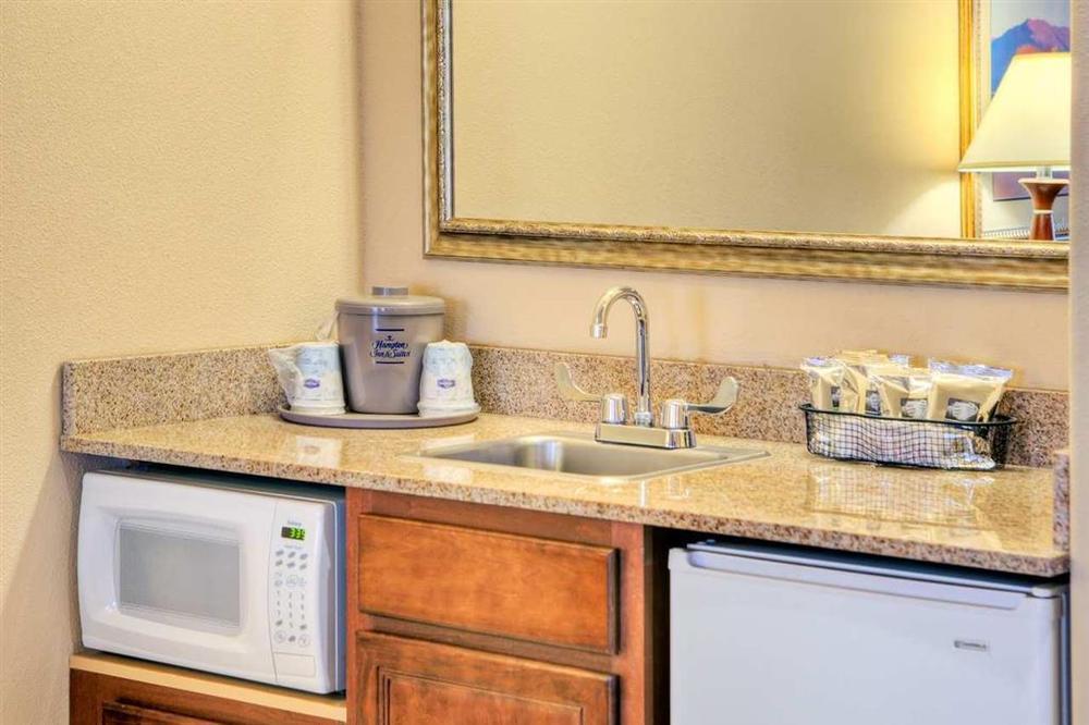 Hampton Inn & Suites Палмдейл Стая снимка